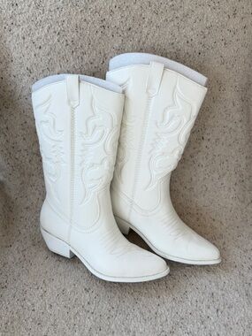 White Women's Western Cowboy Boots - Classic Mid-Calf Style